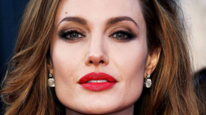 Vadító fotó készült Angelina Jolie-ról: vörös rúzst reklámoz a sztár