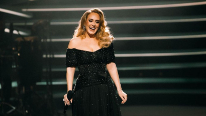 Videó - Így fest Adele, amikor csak a fél arcát sminkelik ki