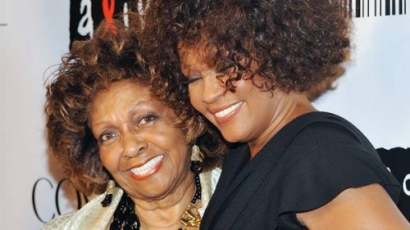 Whitney Houston anyját lánya halálhotelébe szállásolták
