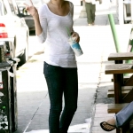 Selena_Gomez_Bikini_SP_HQ_04.jpg