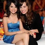 selena-gomez-demi-lovato-crash-a-prom[1].jpg