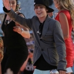 singer-justin-bieber-waves-after-winning-the-muchmusic-video-award-for-best-new-artist-the-2010-muchmusic-video-awards-toronto.jpg