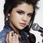 Selena-Gomez---Blondie-145_neon_cikk_lead_fill_424x283.jpg