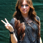 ad50e_post_image-miley-cyrus-peace-sign-charity-spl105250_002[1].jpg