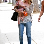 52635_s_smg_out_for_lunch_with_her_daughter_in_brentwood_20100725_13_122_347lo.jpg