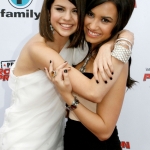 selena_gomez_demi_lovato_spl107853_009.jpg