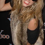 Kesha-Ray-Ban-Outdoorsman-II-Sunglasses.jpg