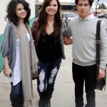 Selena-Nick-with-fan-nelena-11057328-533-700.jpg