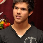 taylor-lautner-bekejel.jpg