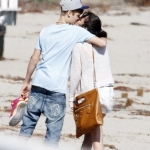 Justin_Bieber_And_Selena_Gomez_Share_A_Romantic_Kiss_On_The_Beach-1-435x580.jpg