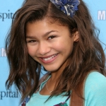 bella-thorne-zendaya-shake-pier-05.jpg
