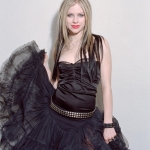 53689_Avril_Lavigne-009352_Viki_Forshee_Shoot_8Elle_Girl_Magazine8_2004_122_834lo.jpg