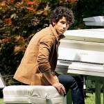 nick_jonas_with_piano.jpg