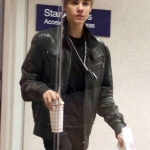 Justin+Bieber+Justin+Bieber+Arriving+Flight+zIhUSI2alhDl.jpg