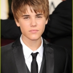 justin-bieber-golden-globes-2011-red-carpet-07.jpg