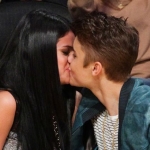 Selena+Gomez+and+Justin+Bieber+at+a+basketball+game+between+the+San+Antonio+Spurs+and+the+Los+Angeles+Lakers.jpg