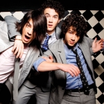 Jonas-Brothers-group-d02.jpg