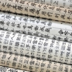 tradicionalis-koreai-hangul-es-hancsa-szovegek-egy-szouli-piacon.jpg