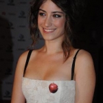 hazal-kaya-hazal-kaya-14292772-311-470.jpg