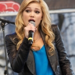 olivia_holt_at_the_magnificent_mile_light_festival_in_chicago_november_17_2012_MWSdfGAp.sized.jpg