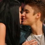 justin-bieber-and-selena-gomez-kiss-at-lakers-game-and-pose-with-young-fan-1-1024x87011.jpg