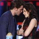 94332_robert-pattinson-and-kristen-stewart-accept-the-award-for-best-kiss-for-twilight-at-the-mtv-movie-awards-on-sunday-may-31-2009-in-universal-city-calif1.jpg