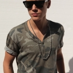 20120822-bieber-306x-1345638687.jpg