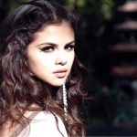 359407-selena-gomez-debuts-another-teaser-for-come-get-it.jpg