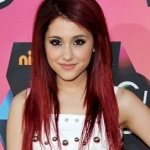 ariana-grande-a-zenevel-jotekonykodik-08270643.jpg