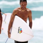 Liam-Payne-had-laugh-while-surfing.jpg