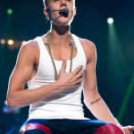 justin_bieber_muscly_arms_jingle_ball_2012_performance_18cabto-18cac0k.jpg