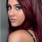 Vörös hajjal jobban nézett ki Ariana.